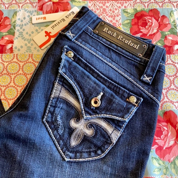 ๐ NWT! Bling Stephanie Boot Cut Rock Revial jeans - Picture 3 of 10